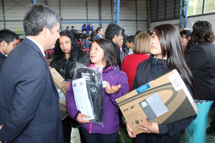 PROGRAMA “ME CONECTO PARA APRENDER” ENTREGA 643 COMPUTADORES A NIÑOS Y NIÑAS DE OVALLE