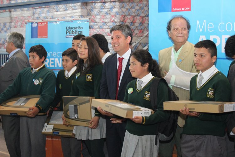 PROGRAMA “ME CONECTO PARA APRENDER” ENTREGA 643 COMPUTADORES A NIÑOS Y NIÑAS DE OVALLE