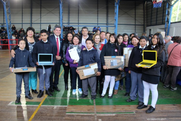 PROGRAMA “ME CONECTO PARA APRENDER” ENTREGA 643 COMPUTADORES A NIÑOS Y NIÑAS DE OVALLE