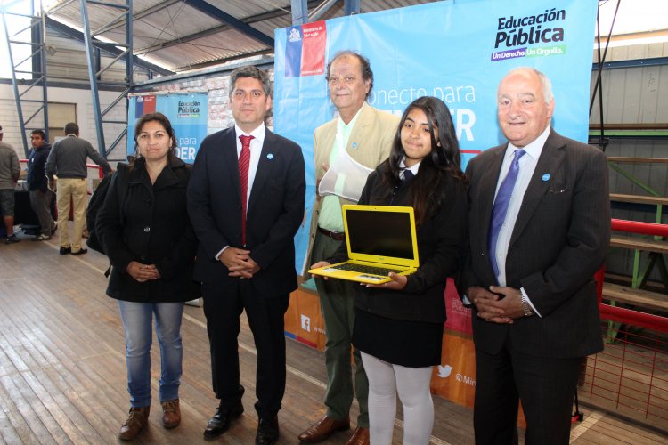PROGRAMA “ME CONECTO PARA APRENDER” ENTREGA 643 COMPUTADORES A NIÑOS Y NIÑAS DE OVALLE