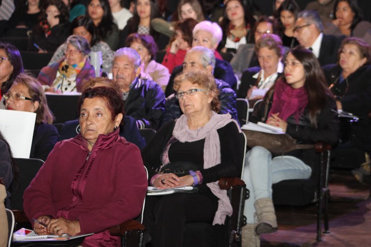 DIRIGENTES SOCIALES Y VECINOS PARTICIPAN DE CABILDO INFORMATIVO SOBRE REGISTRO SOCIAL DE HOGARES