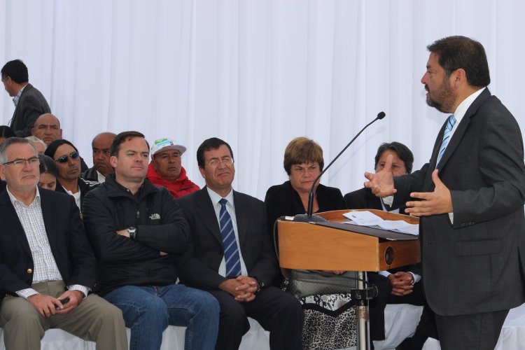 GOBIERNO FIRMA COMPROMISO QUE OTORGA BENEFICIOS A EMPRENDEDORES INFORMALES AFECTADOS POR TERREMOTO Y TSUNAMI