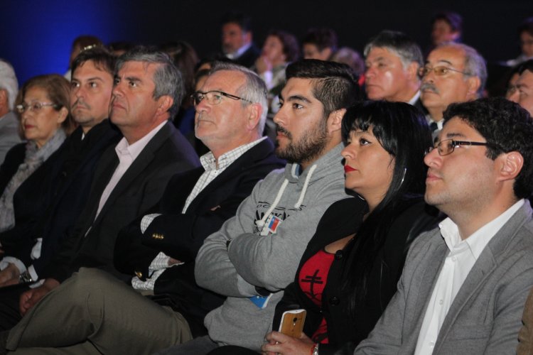 DIRIGENTES SOCIALES Y VECINOS PARTICIPAN DE CABILDO INFORMATIVO SOBRE REGISTRO SOCIAL DE HOGARES