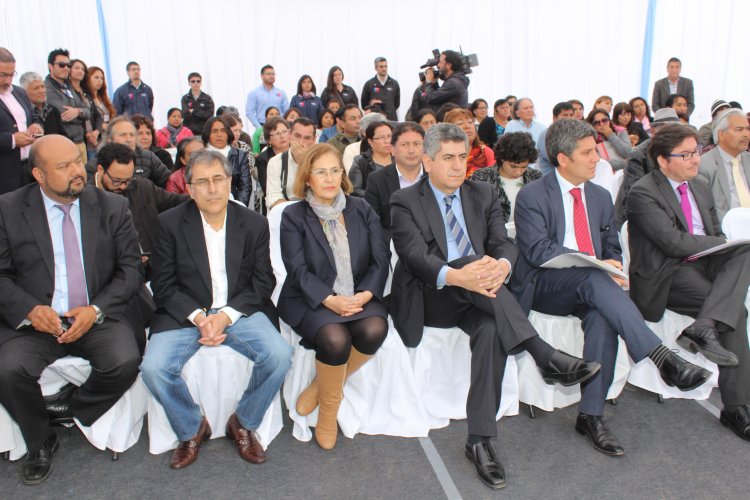GOBIERNO FIRMA COMPROMISO QUE OTORGA BENEFICIOS A EMPRENDEDORES INFORMALES AFECTADOS POR TERREMOTO Y TSUNAMI