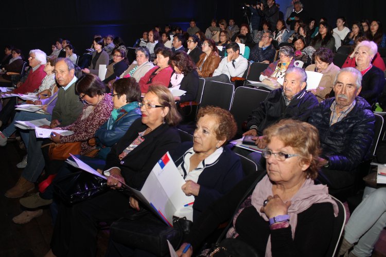 DIRIGENTES SOCIALES Y VECINOS PARTICIPAN DE CABILDO INFORMATIVO SOBRE REGISTRO SOCIAL DE HOGARES