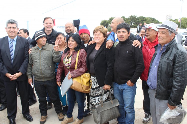 GOBIERNO FIRMA COMPROMISO QUE OTORGA BENEFICIOS A EMPRENDEDORES INFORMALES AFECTADOS POR TERREMOTO Y TSUNAMI