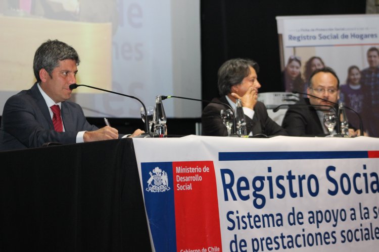 DIRIGENTES SOCIALES Y VECINOS PARTICIPAN DE CABILDO INFORMATIVO SOBRE REGISTRO SOCIAL DE HOGARES