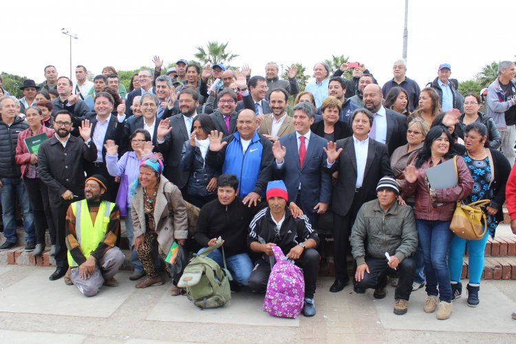 GOBIERNO FIRMA COMPROMISO QUE OTORGA BENEFICIOS A EMPRENDEDORES INFORMALES AFECTADOS POR TERREMOTO Y TSUNAMI