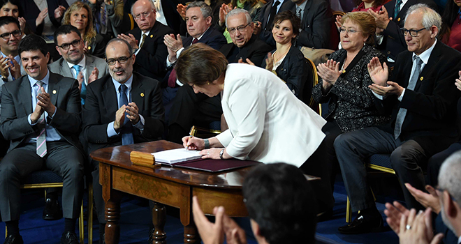 PRESIDENTA BACHELET Y MINISTRA DELPIANO FIRMAN PROYECTO DE LEY QUE CREA EL SISTEMA NACIONAL DE EDUCACIÓN PÚBLICA