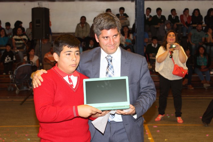 PROGRAMA “ME CONECTO PARA APRENDER” ENTREGA COMPUTADORES E INTERNET A 177 ESTUDIANTES DE 7° BÁSICO DE VICUÑA