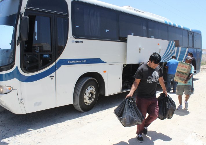 VECINOS DE TONGOY RECIBEN AYUDA DE EMPRESARIOS CHINOS