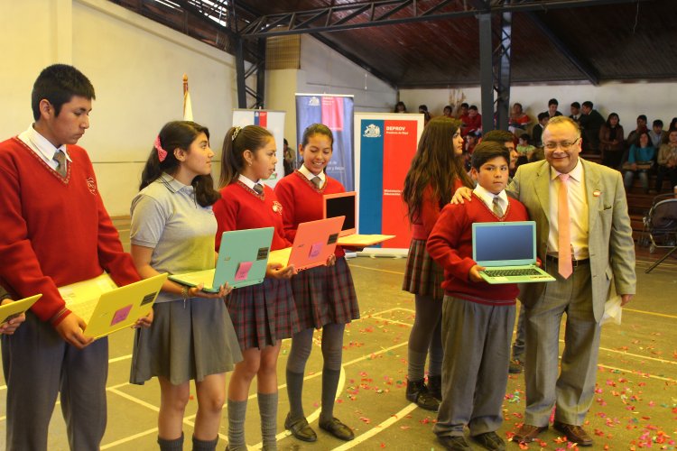 PROGRAMA “ME CONECTO PARA APRENDER” ENTREGA COMPUTADORES E INTERNET A 177 ESTUDIANTES DE 7° BÁSICO DE VICUÑA