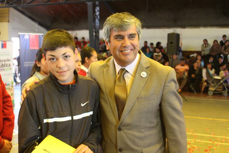 PROGRAMA “ME CONECTO PARA APRENDER” ENTREGA COMPUTADORES E INTERNET A 177 ESTUDIANTES DE 7° BÁSICO DE VICUÑA
