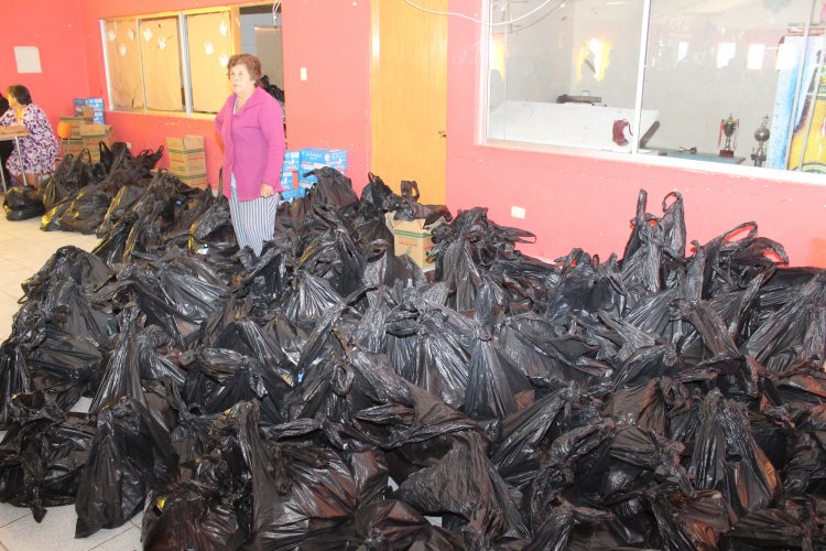 VECINOS DE TONGOY RECIBEN AYUDA DE EMPRESARIOS CHINOS