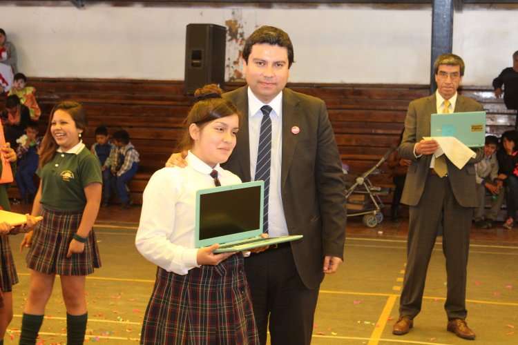 PROGRAMA “ME CONECTO PARA APRENDER” ENTREGA COMPUTADORES E INTERNET A 177 ESTUDIANTES DE 7° BÁSICO DE VICUÑA