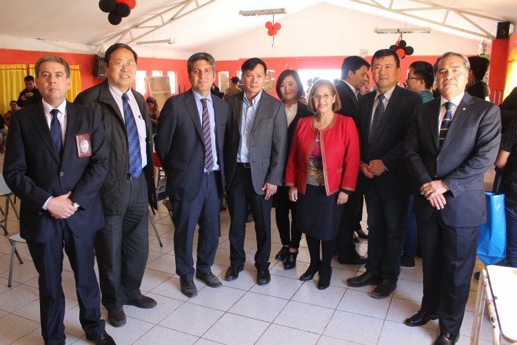 VECINOS DE TONGOY RECIBEN AYUDA DE EMPRESARIOS CHINOS