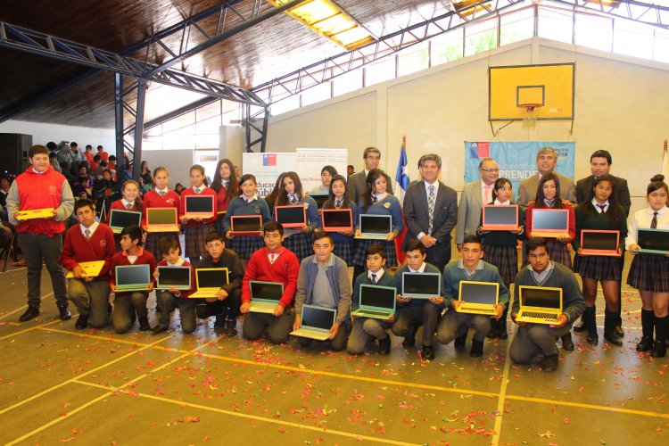 PROGRAMA “ME CONECTO PARA APRENDER” ENTREGA COMPUTADORES E INTERNET A 177 ESTUDIANTES DE 7° BÁSICO DE VICUÑA