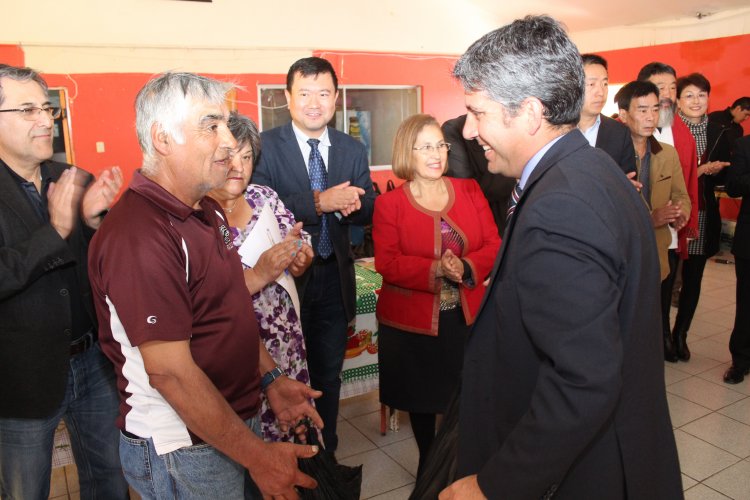 VECINOS DE TONGOY RECIBEN AYUDA DE EMPRESARIOS CHINOS