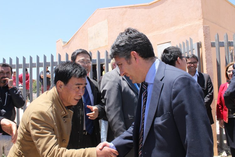 VECINOS DE TONGOY RECIBEN AYUDA DE EMPRESARIOS CHINOS