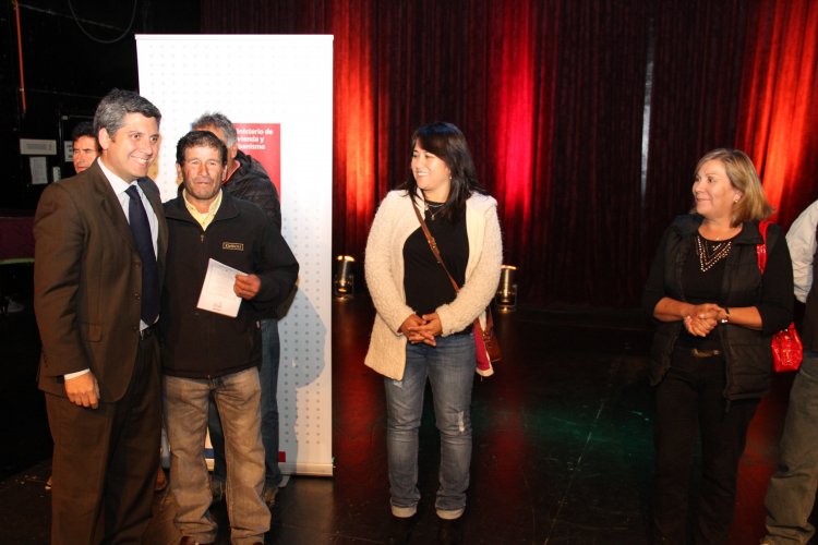 GOBIERNO CONTINÚA ENTREGA DE TARJETAS PARA VIVIENDAS CON DAÑO LEVE TRAS TERREMOTO