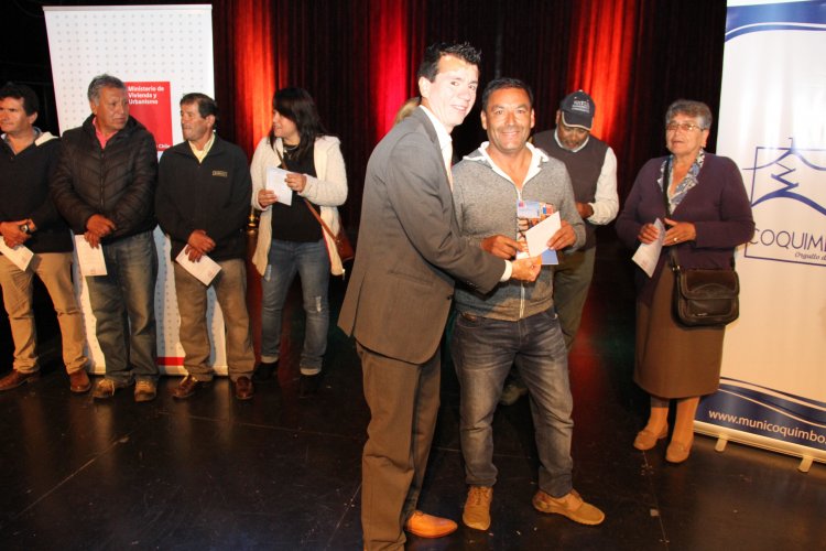 GOBIERNO CONTINÚA ENTREGA DE TARJETAS PARA VIVIENDAS CON DAÑO LEVE TRAS TERREMOTO