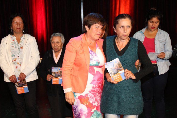 GOBIERNO CONTINÚA ENTREGA DE TARJETAS PARA VIVIENDAS CON DAÑO LEVE TRAS TERREMOTO