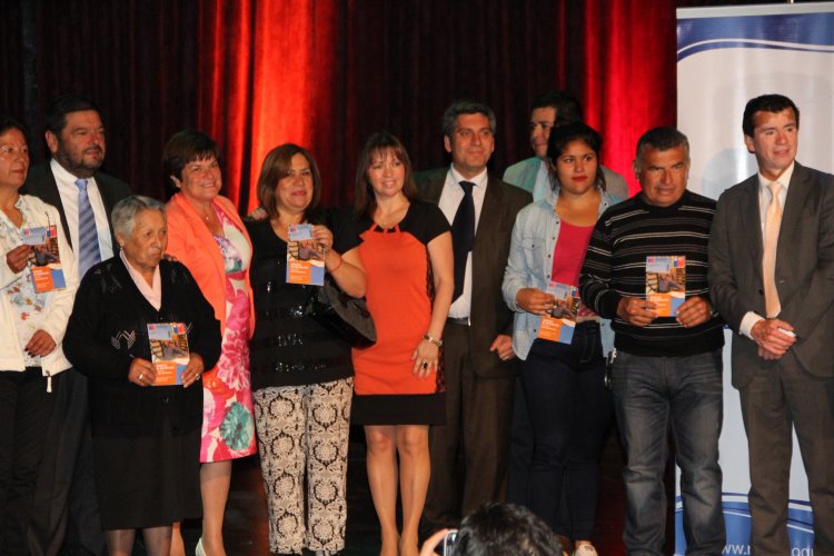 GOBIERNO CONTINÚA ENTREGA DE TARJETAS PARA VIVIENDAS CON DAÑO LEVE TRAS TERREMOTO