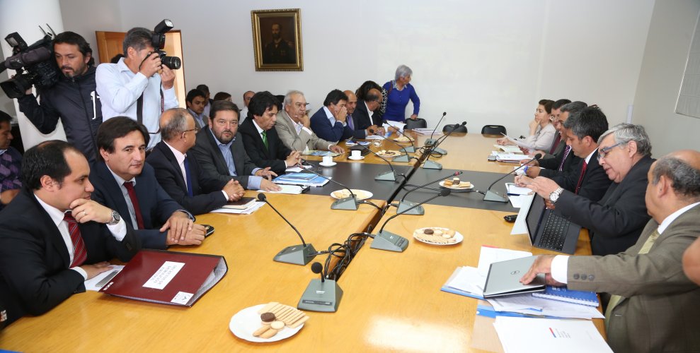 GOBIERNO Y ALCALDES COORDINAN TRABAJO PARA LA CONSTRUCCIÓN DE VIVIENDAS DE EMERGENCIA