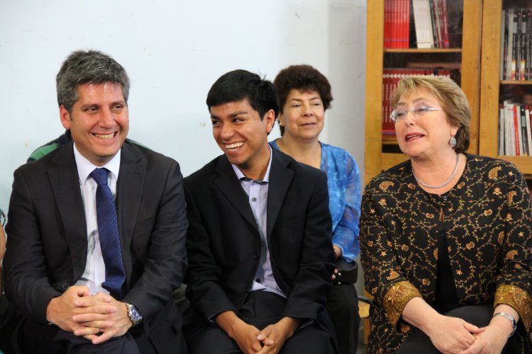 ESTUDIANTES Y FAMILIARES AGRADECEN A PRESIDENTA BACHELET POR GRATUIDAD PARA INGRESAR A LA EDUCACIÓN SUPERIOR