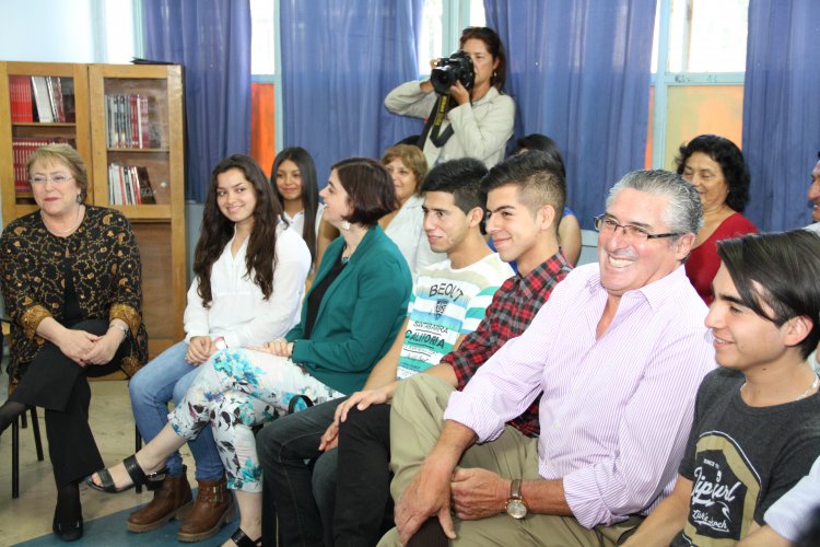 ESTUDIANTES Y FAMILIARES AGRADECEN A PRESIDENTA BACHELET POR GRATUIDAD PARA INGRESAR A LA EDUCACIÓN SUPERIOR
