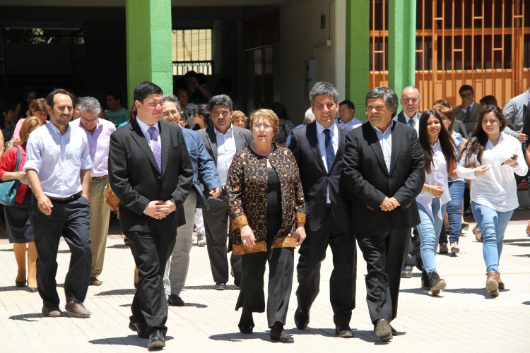 ESTUDIANTES Y FAMILIARES AGRADECEN A PRESIDENTA BACHELET POR GRATUIDAD PARA INGRESAR A LA EDUCACIÓN SUPERIOR
