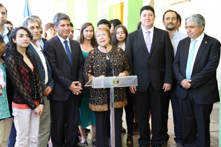 ESTUDIANTES Y FAMILIARES AGRADECEN A PRESIDENTA BACHELET POR GRATUIDAD PARA INGRESAR A LA EDUCACIÓN SUPERIOR