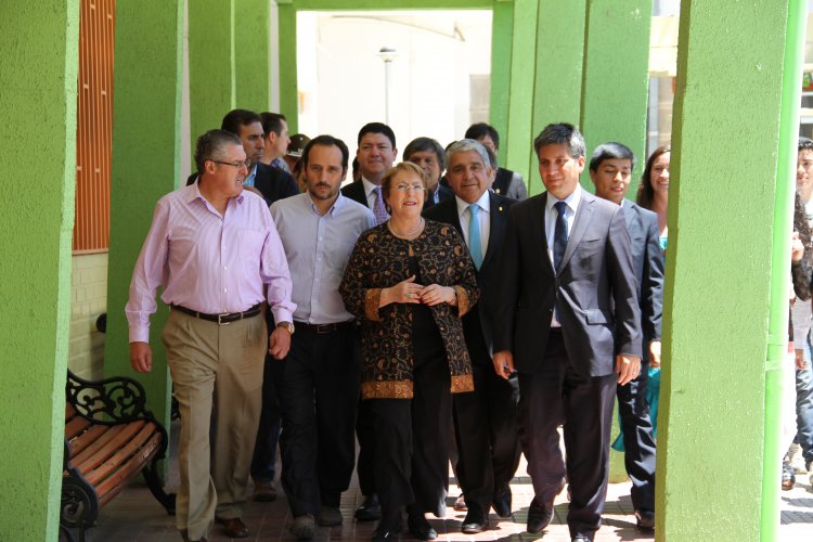 ESTUDIANTES Y FAMILIARES AGRADECEN A PRESIDENTA BACHELET POR GRATUIDAD PARA INGRESAR A LA EDUCACIÓN SUPERIOR