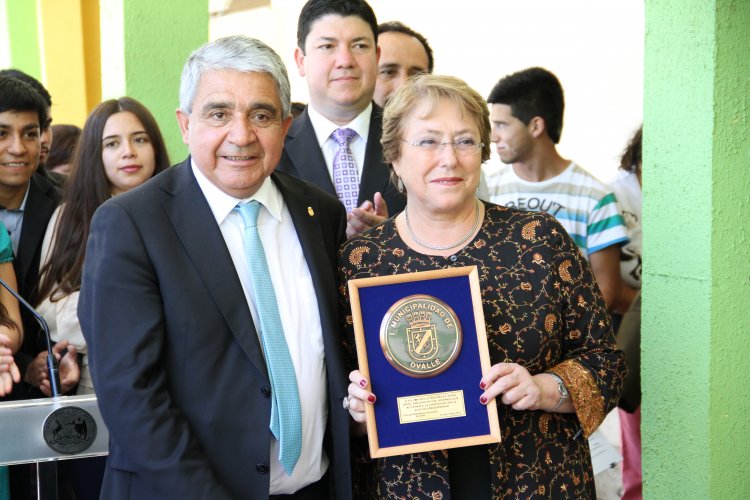 ESTUDIANTES Y FAMILIARES AGRADECEN A PRESIDENTA BACHELET POR GRATUIDAD PARA INGRESAR A LA EDUCACIÓN SUPERIOR