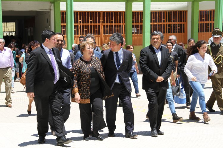 ESTUDIANTES Y FAMILIARES AGRADECEN A PRESIDENTA BACHELET POR GRATUIDAD PARA INGRESAR A LA EDUCACIÓN SUPERIOR