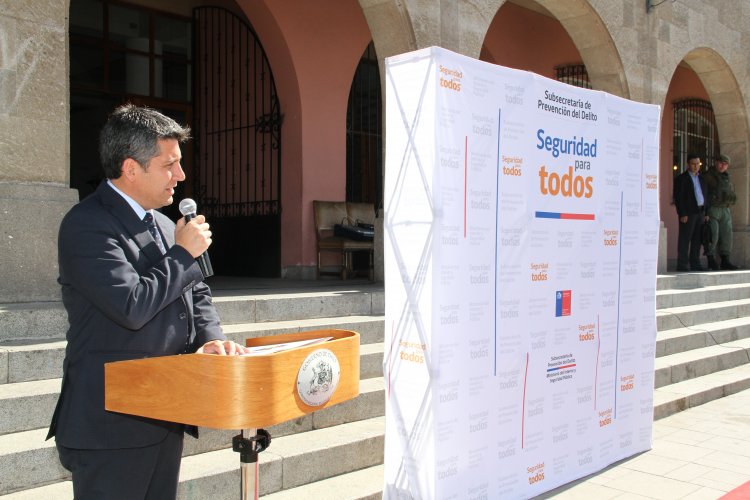 GOBIERNO ENTREGA MANUAL A POLICÍAS PARA FORTALECER TRABAJO CONTRA LA DELINCUENCIA