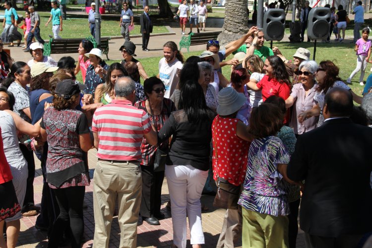 CON GRAN ENTUSIASMO ADULTOS MAYORES DISFRUTAN DE LOS BENEFICIOS DE LA BIODANZA EN LA SERENA