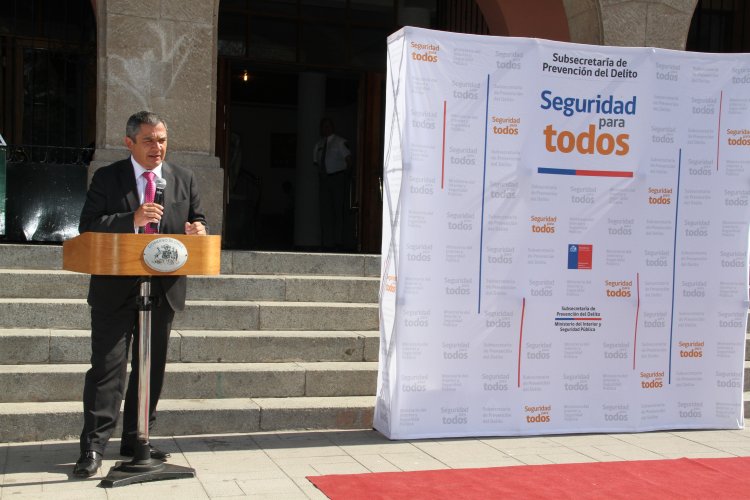 GOBIERNO ENTREGA MANUAL A POLICÍAS PARA FORTALECER TRABAJO CONTRA LA DELINCUENCIA