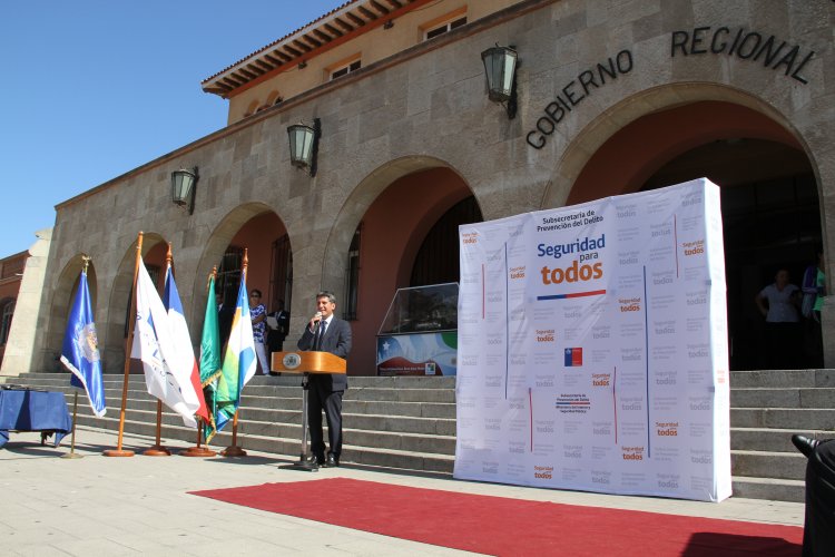 GOBIERNO ENTREGA MANUAL A POLICÍAS PARA FORTALECER TRABAJO CONTRA LA DELINCUENCIA