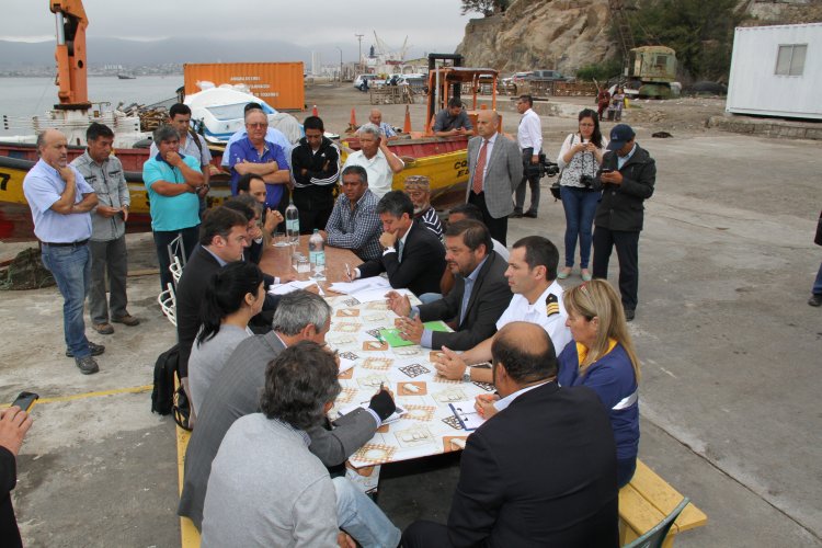 GOBIERNO COMPROMETE ACCIONES PARA EVITAR CONTAMINACIÓN EN BAHÍA DE COQUIMBO