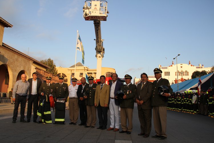 BOMBEROS DE LA REGIÓN SE MODERNIZAN CON EQUIPAMIENTO Y NUEVO CARRO DE RESCATE