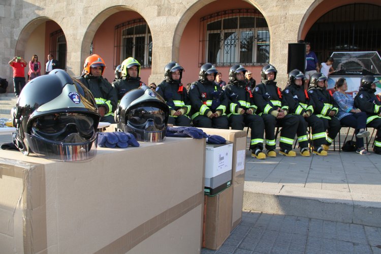 BOMBEROS DE LA REGIÓN SE MODERNIZAN CON EQUIPAMIENTO Y NUEVO CARRO DE RESCATE