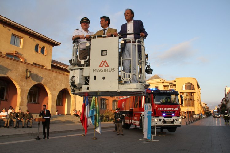 BOMBEROS DE LA REGIÓN SE MODERNIZAN CON EQUIPAMIENTO Y NUEVO CARRO DE RESCATE