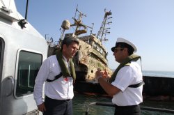 INTENDENTE IBÁÑEZ FISCALIZA MEDIDAS DE CONTENCIÓN DE BARCO DON HUMBERTO Y ANUNCIA REFORZAMIENTO ANTE MAREJADAS