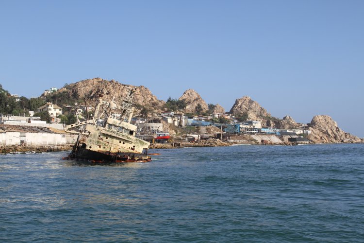 INTENDENTE IBÁÑEZ FISCALIZA MEDIDAS DE CONTENCIÓN DE BARCO DON HUMBERTO Y ANUNCIA REFORZAMIENTO ANTE MAREJADAS