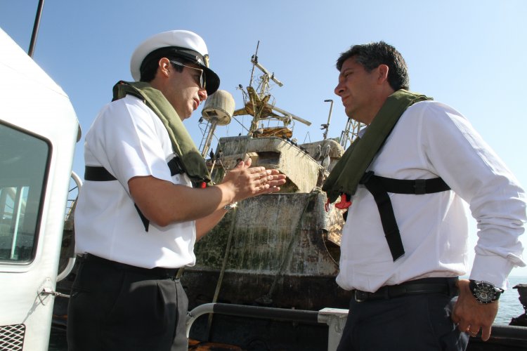 INTENDENTE IBÁÑEZ FISCALIZA MEDIDAS DE CONTENCIÓN DE BARCO DON HUMBERTO Y ANUNCIA REFORZAMIENTO ANTE MAREJADAS