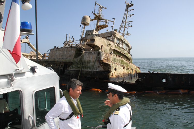INTENDENTE IBÁÑEZ FISCALIZA MEDIDAS DE CONTENCIÓN DE BARCO DON HUMBERTO Y ANUNCIA REFORZAMIENTO ANTE MAREJADAS