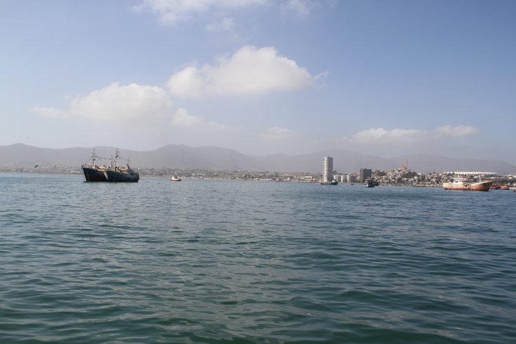 INTENDENTE IBÁÑEZ FISCALIZA MEDIDAS DE CONTENCIÓN DE BARCO DON HUMBERTO Y ANUNCIA REFORZAMIENTO ANTE MAREJADAS