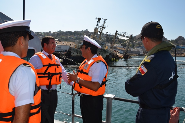 BUZOS TÁCTICOS DE LA ARMADA REALIZAN INSPECCIÓN CON CÁMARAS Y SONAR EN LA ESTRUCTURA DE “DON HUMBERTO”