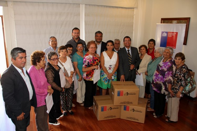 ADULTOS MAYORES RECIBEN IMPLEMENTACIÓN COMPUTACIONAL